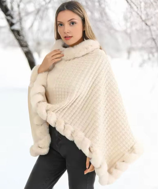 Femme portant un poncho blanc style polaire avec bordure en fourrure, planète poncho