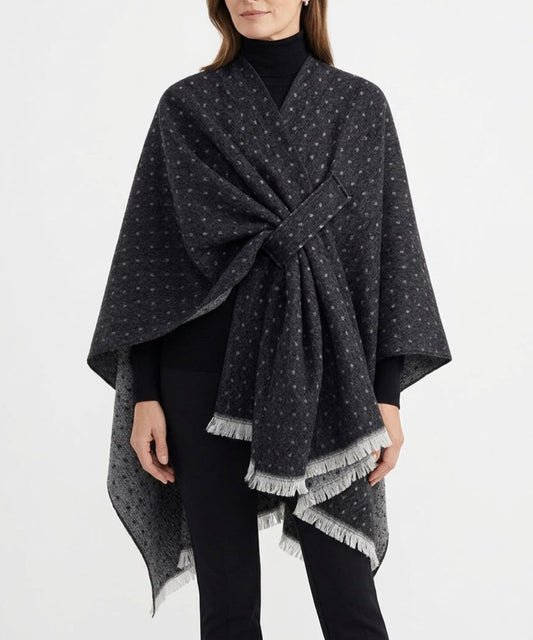 Femme portant un poncho fin à pois gris foncé Planète Poncho avec finitions frangées.