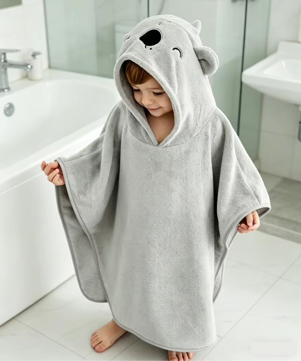Enfant portant un poncho de bain pour bébé style koala gris de Planète Poncho.