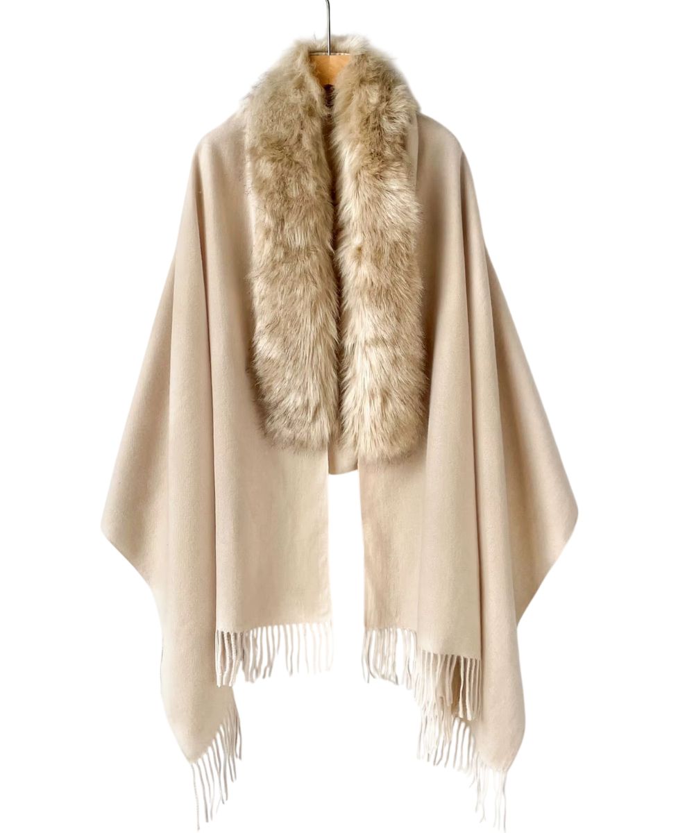 Poncho châle beige élégant avec col en fourrure synthétique de la marque Planète Poncho