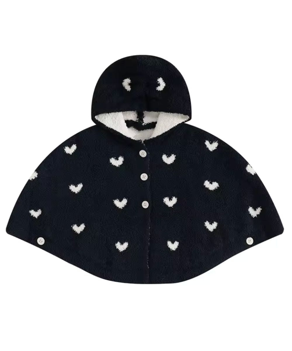 Poncho d'extérieur bébé noir à motifs cœurs blancs avec capuche, marque Planète Poncho.