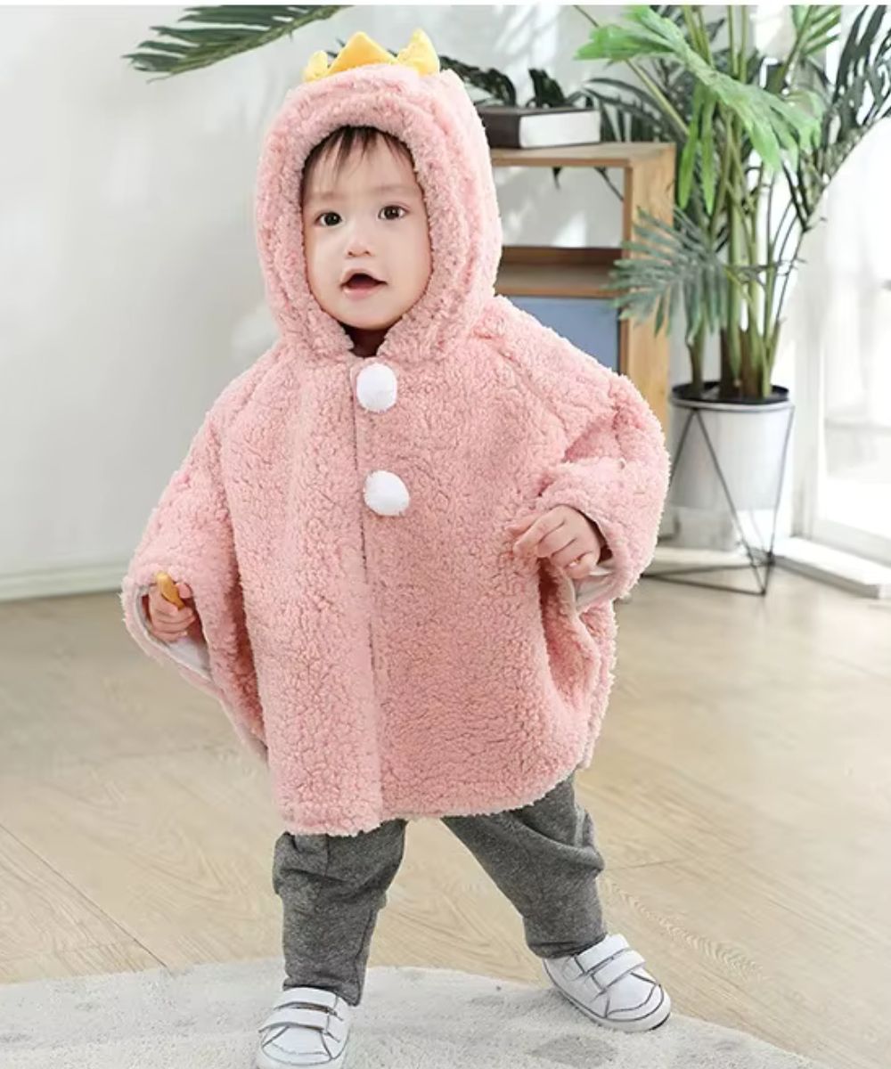 Bébé portant un poncho rose en polaire doux avec capuche à couronne Planète Poncho