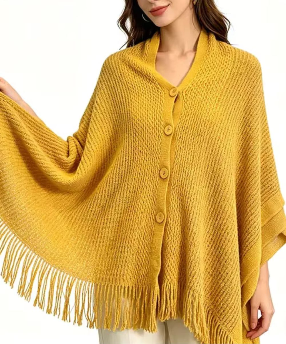 Poncho en tricot à maille jaune moutarde avec boutons et franges de Planète Poncho