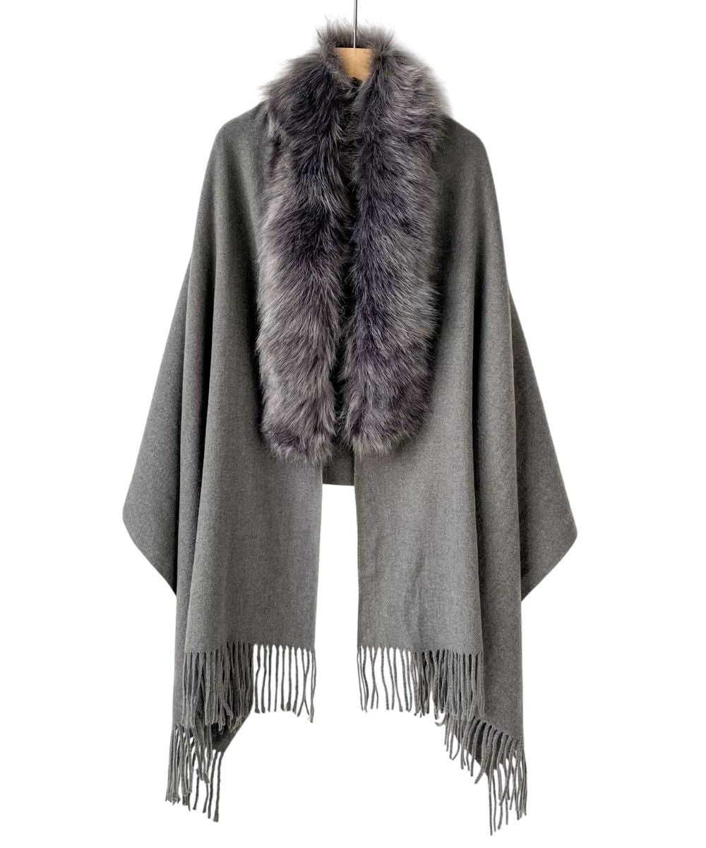 Poncho châle gris élégant avec col en fourrure grise et finitions à franges de Planète Poncho