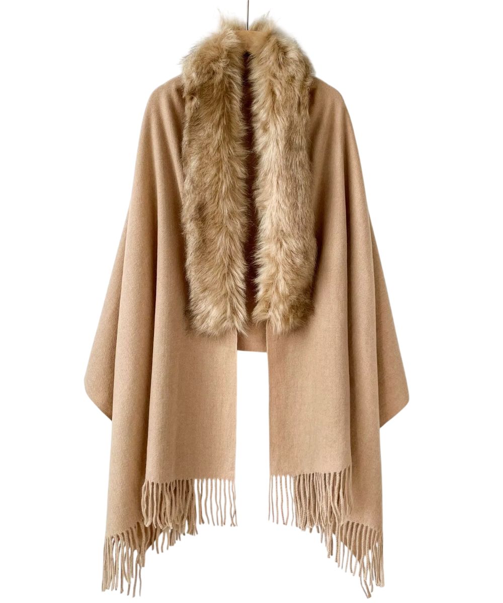 Poncho châle beige élégant avec col en fourrure et franges de Planète Poncho