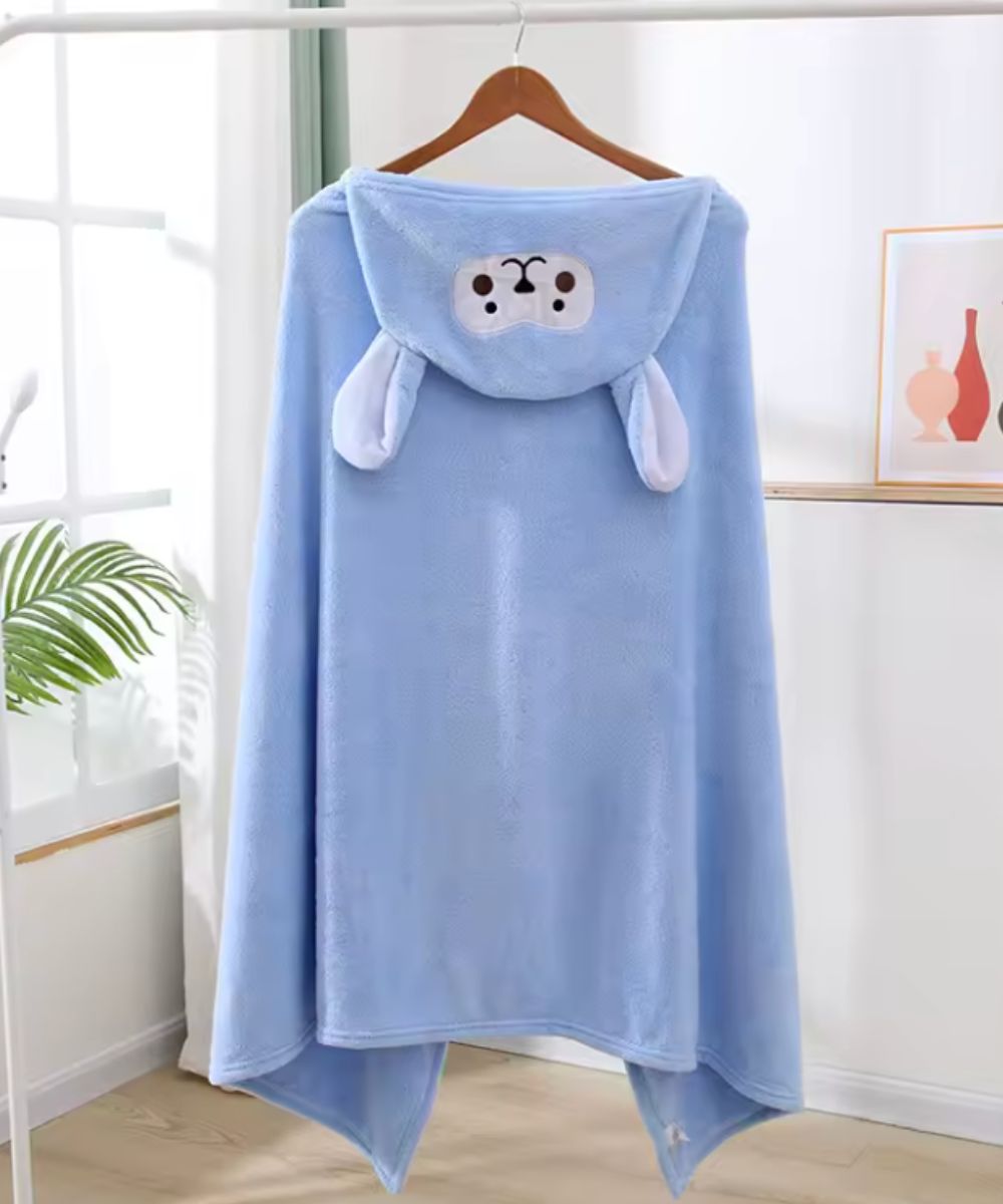 Poncho de bain bleu pour bébé avec capuche style lapin de la marque Planète Poncho