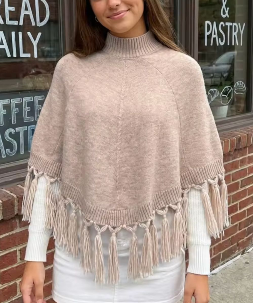 Poncho Court à Col Montant et Franges en Tricot