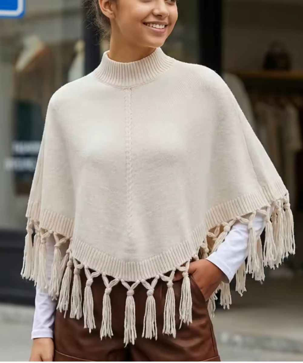 Poncho Court à Col Montant et Franges en Tricot