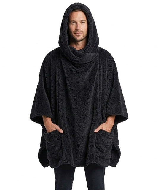 Homme portant un plaid poncho polaire noir avec capuche et poches de Planète Poncho