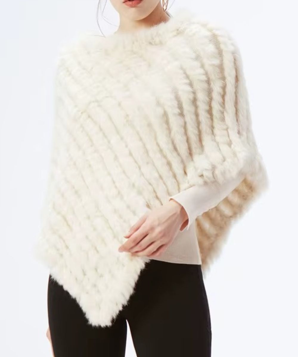 Poncho femme alpaga blanc porté, coupe ample avec fausse fourrure