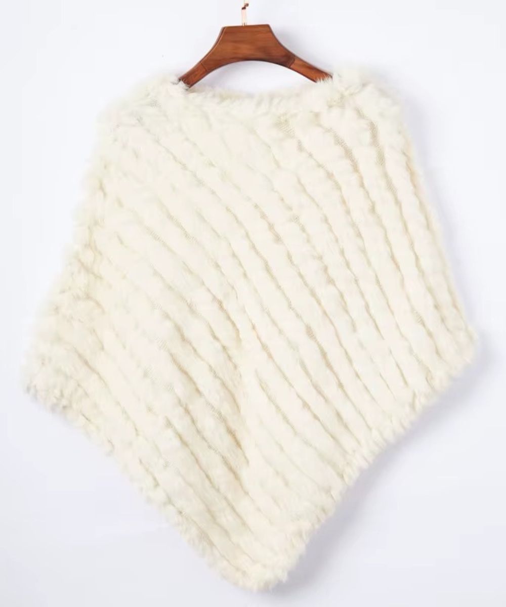 Poncho femme alpaga blanc sur cintre, coupe ample hiver