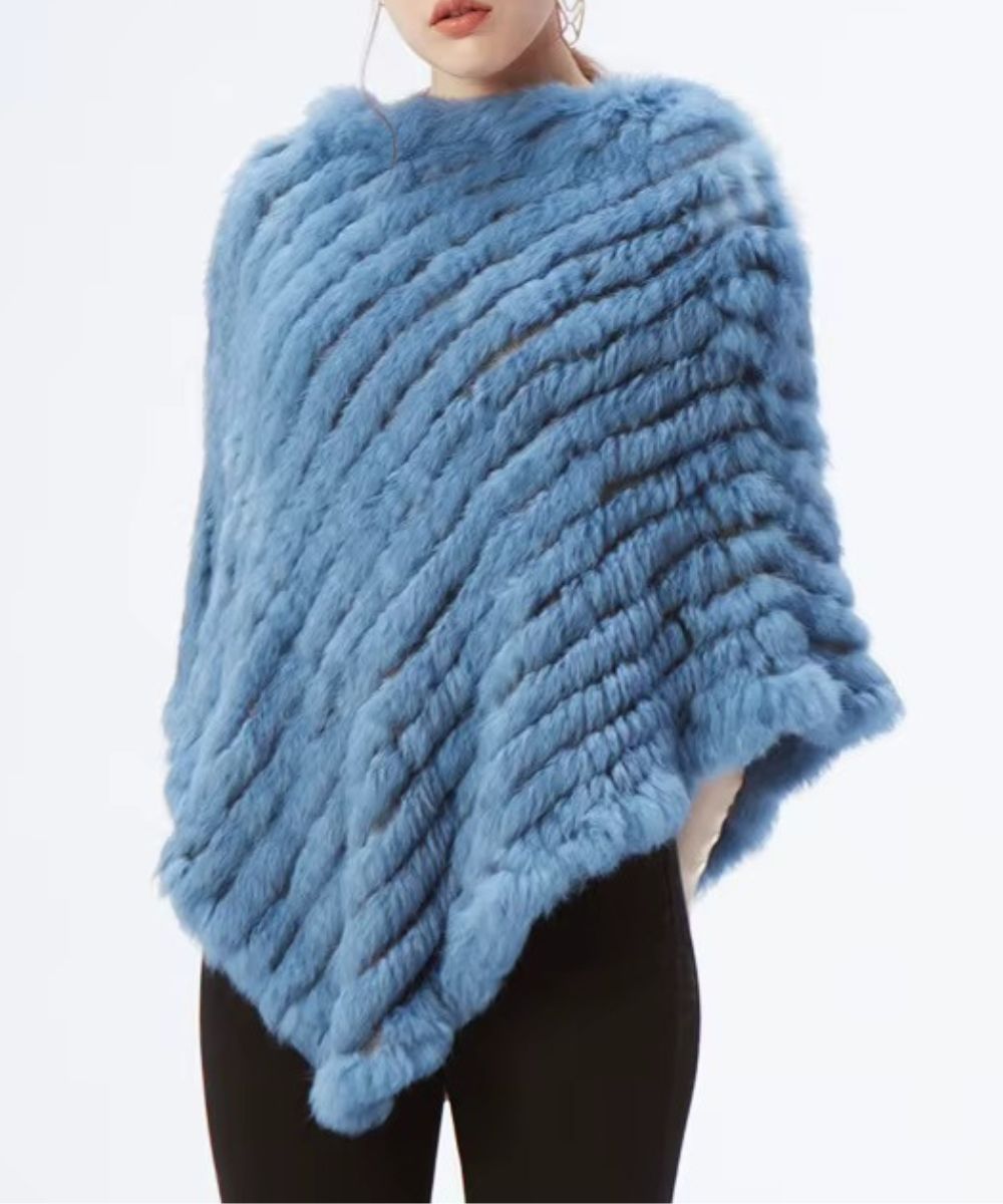 Poncho femme alpaga bleu porté, poncho laine douce et chaude