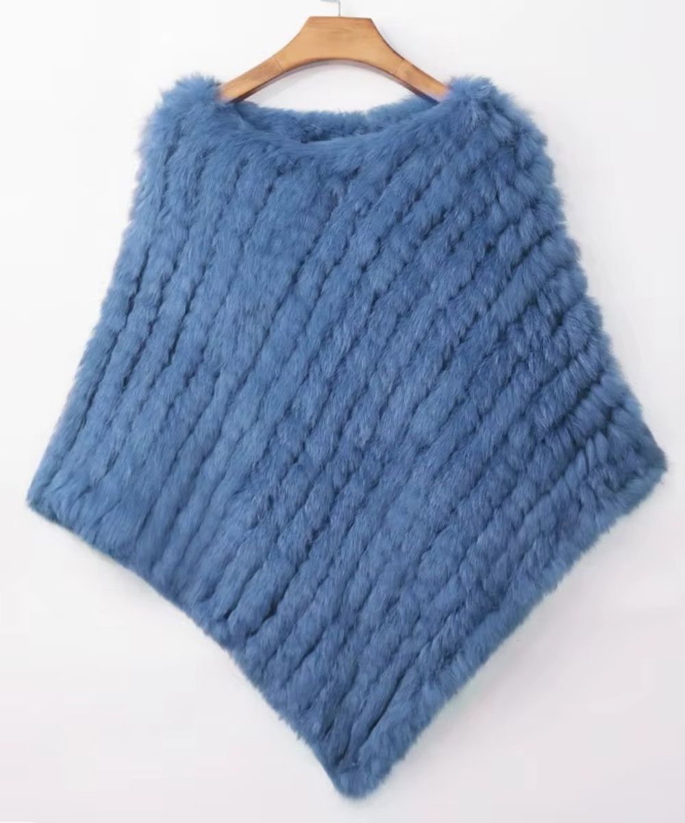 Poncho femme alpaga bleu sur cintre, poncho chaud élégant