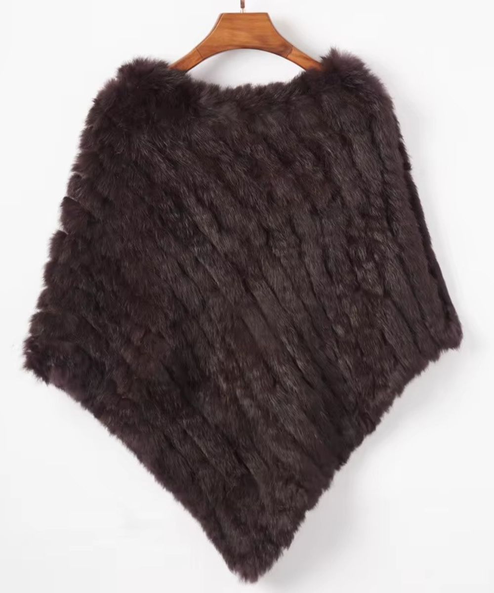 Poncho femme alpaga marron sur cintre, teinte automnale chaude
