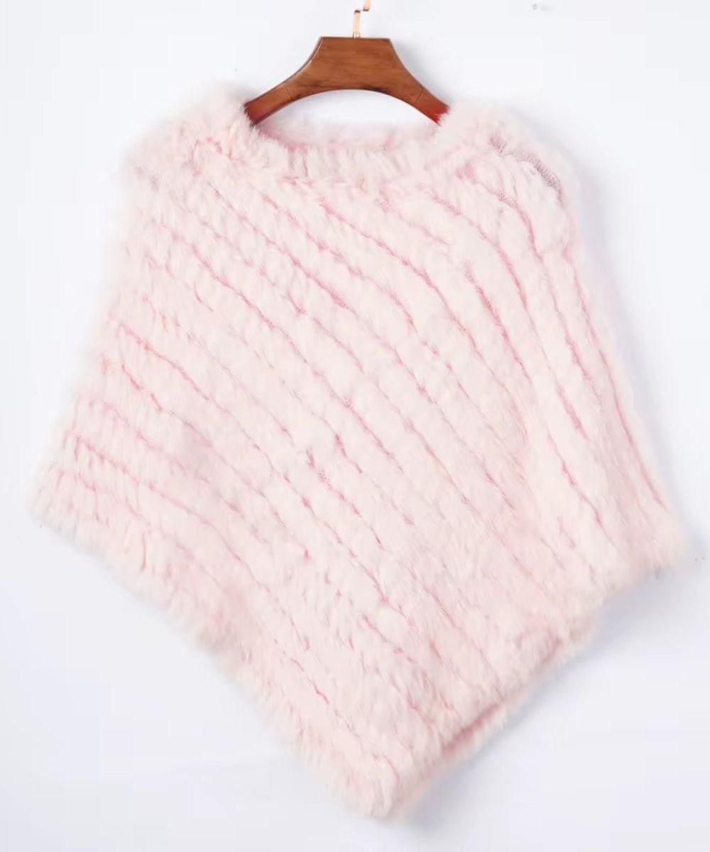 Poncho femme alpaga rose pâle sur cintre, coloris pastel doux