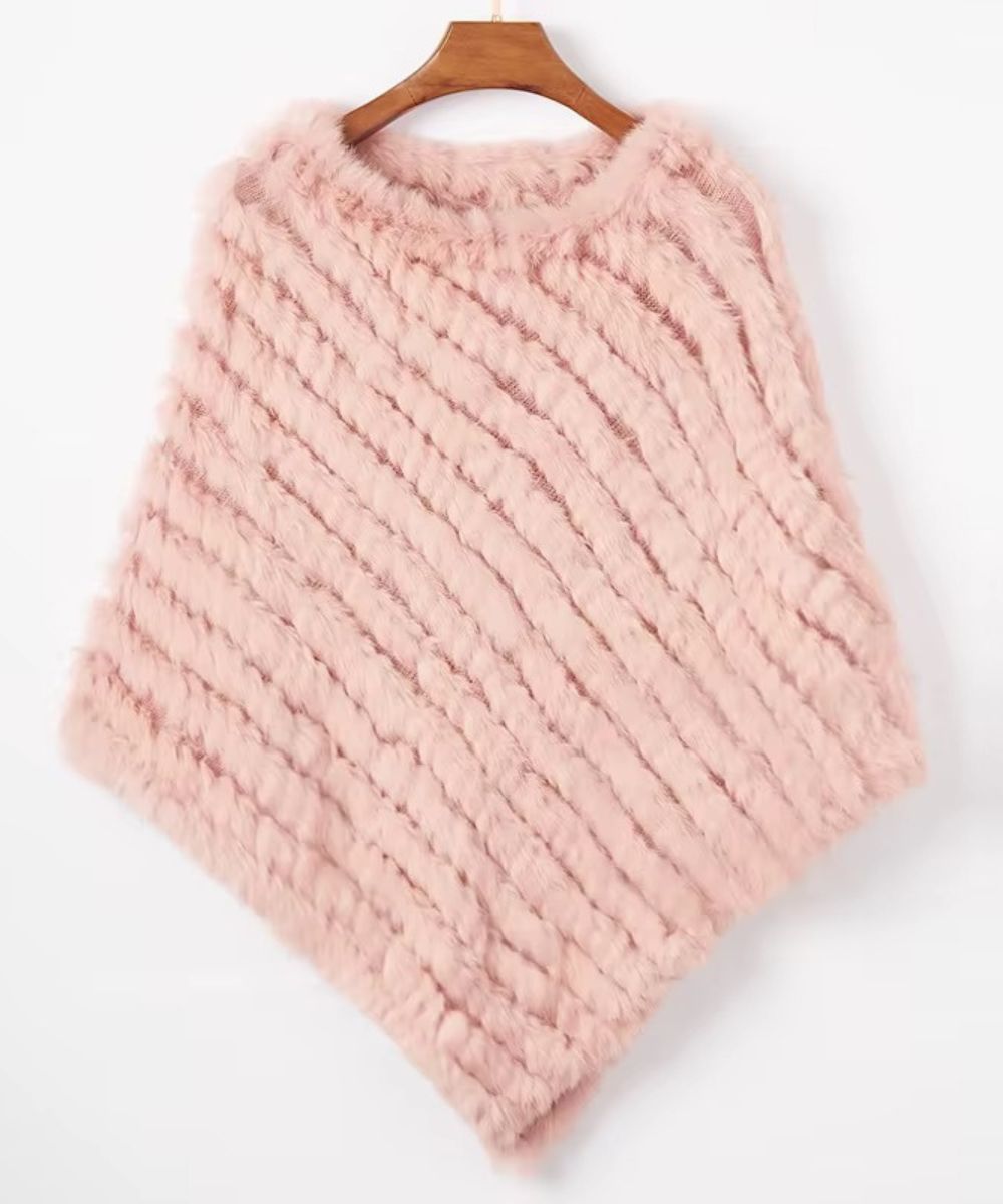 Poncho femme alpaga rose sur cintre, vêtement hiver doux