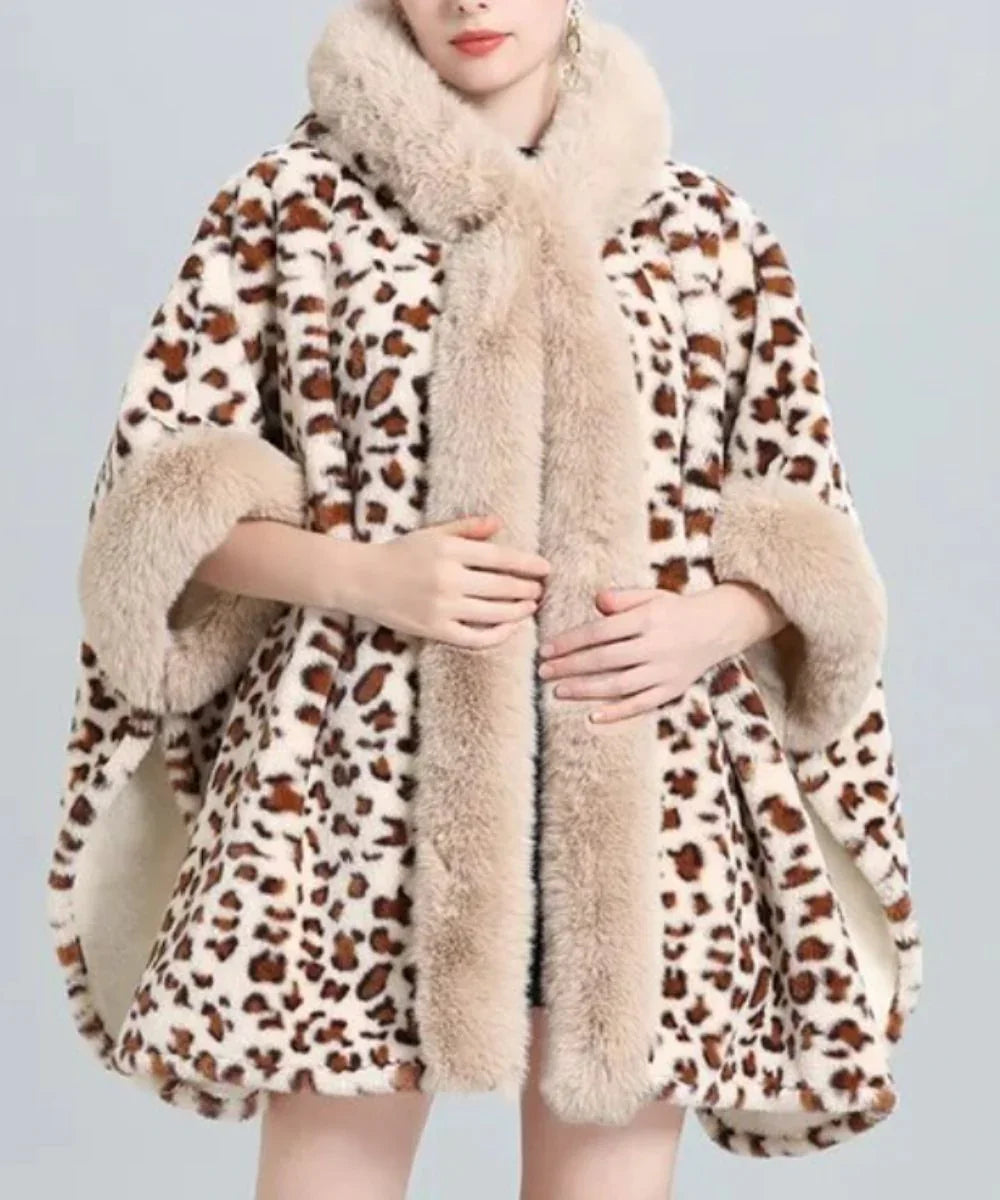 Poncho femme en fausse fourrure léopard avec col et bords épais, style hivernal élégant.