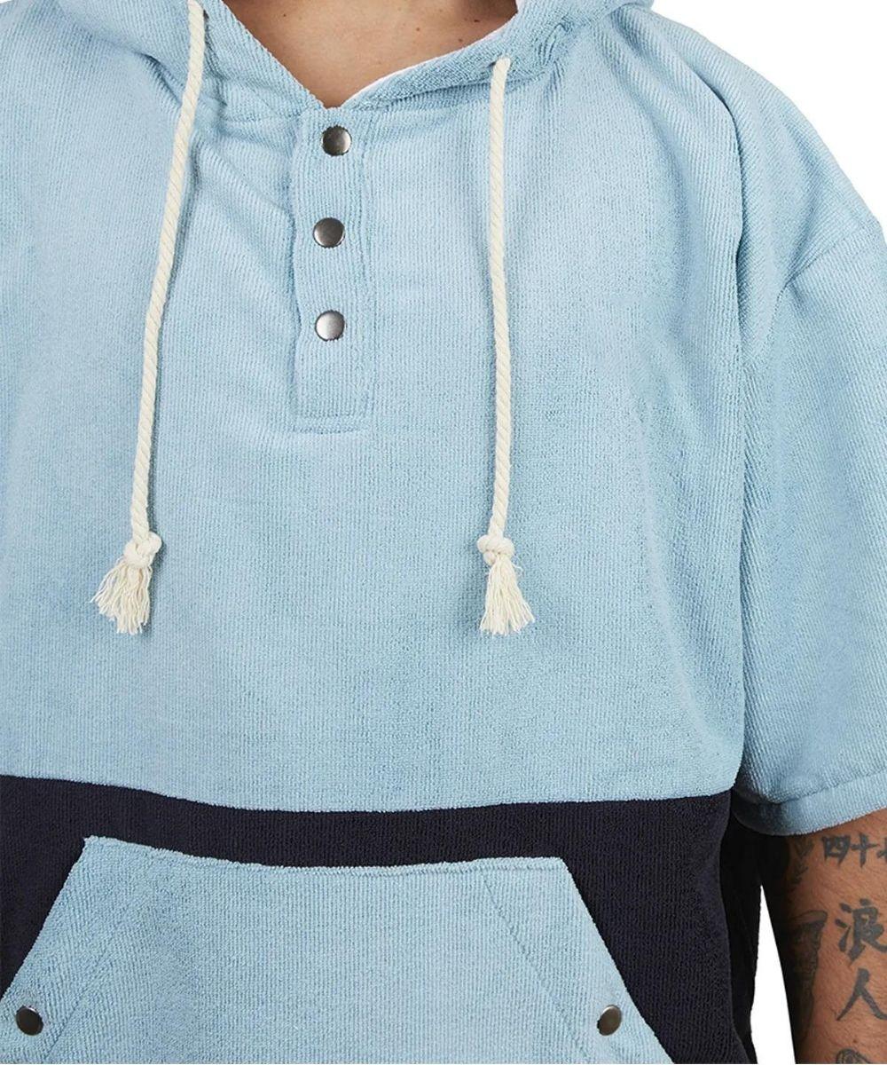 Poncho hiver surf bleu à capuche, boutons pression et poche kangourou, style décontracté