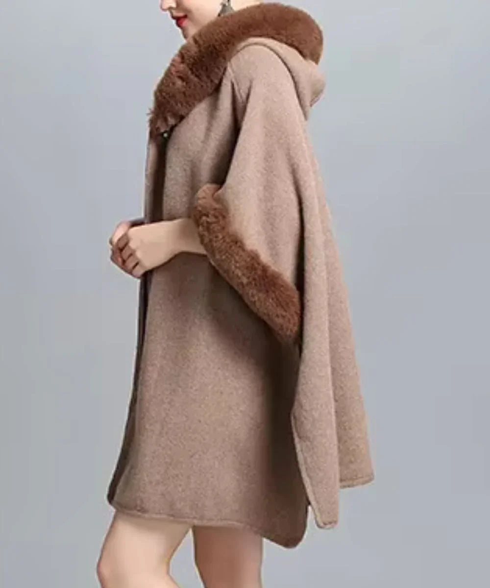 Poncho kaki élégant femme, capuche et col en fausse fourrure, style automne-hiver