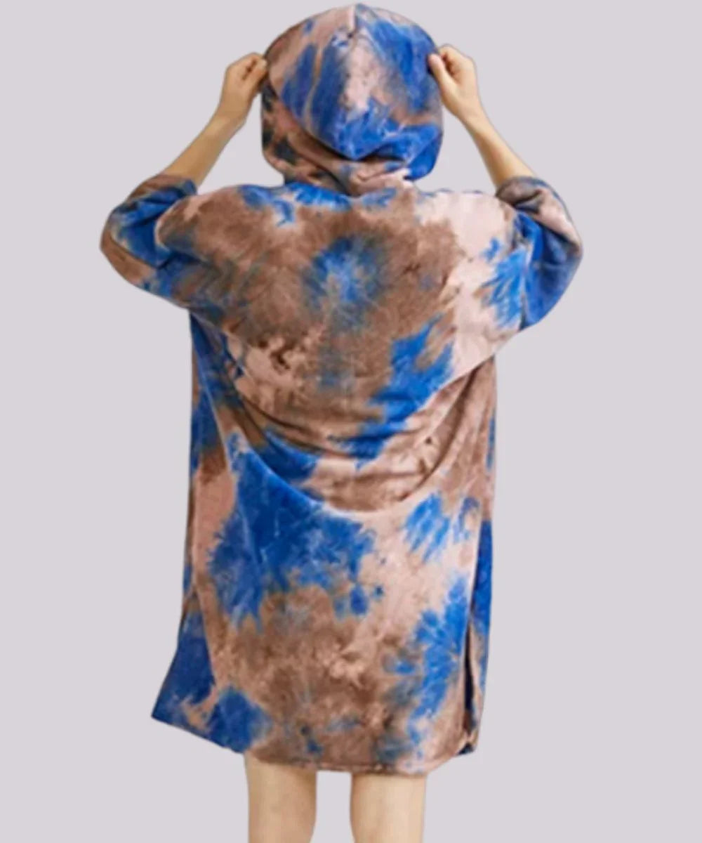 Poncho kitesurf homme à capuche, motif tie-dye bleu et marron, vu de dos