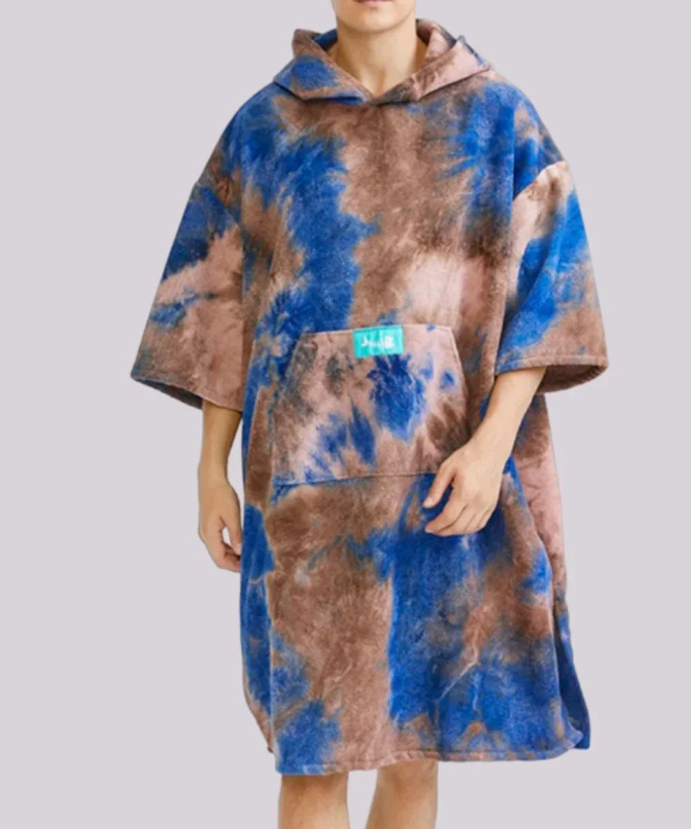 Poncho kitesurf homme à capuche en tissu doux bleu et marron, poche frontale.