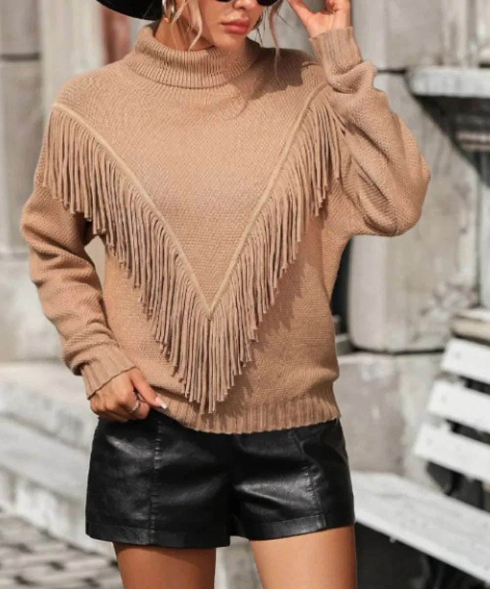 Femme portant un poncho léger beige à franges, look élégant et décontracté en extérieur