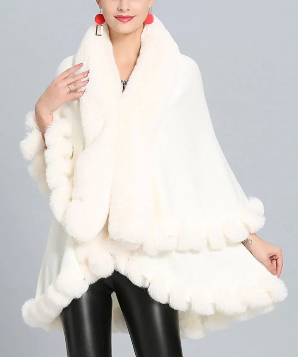 Poncho blanc en fausse fourrure élégant pour hiver, style chic et chaud