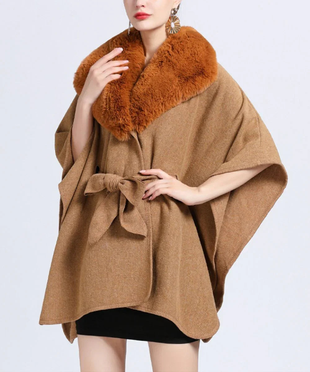 Poncho élégant marron avec col en fausse fourrure et ceinture pour un style chic et chaud