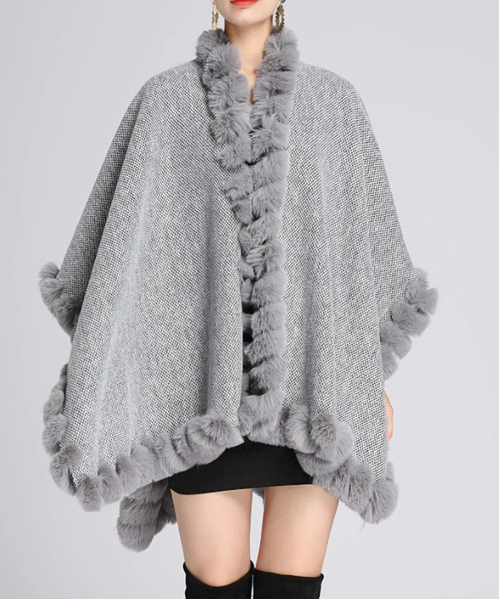 Poncho gris élégant avec bordure en fausse fourrure pour hiver