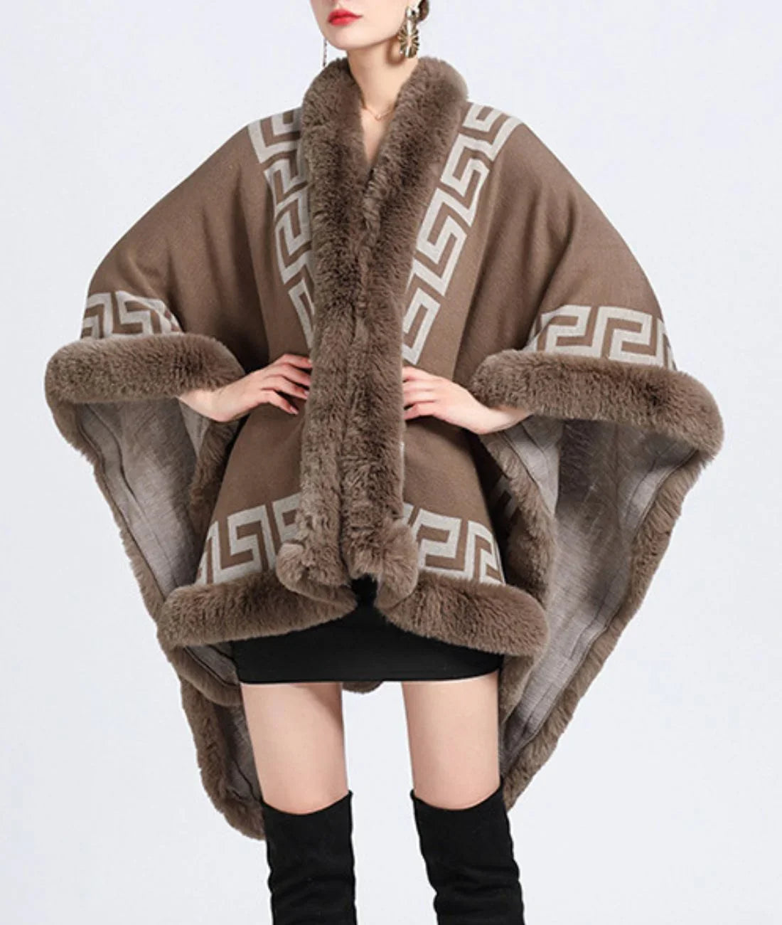 Poncho élégant marron avec bordure en fausse fourrure et motif géométrique
