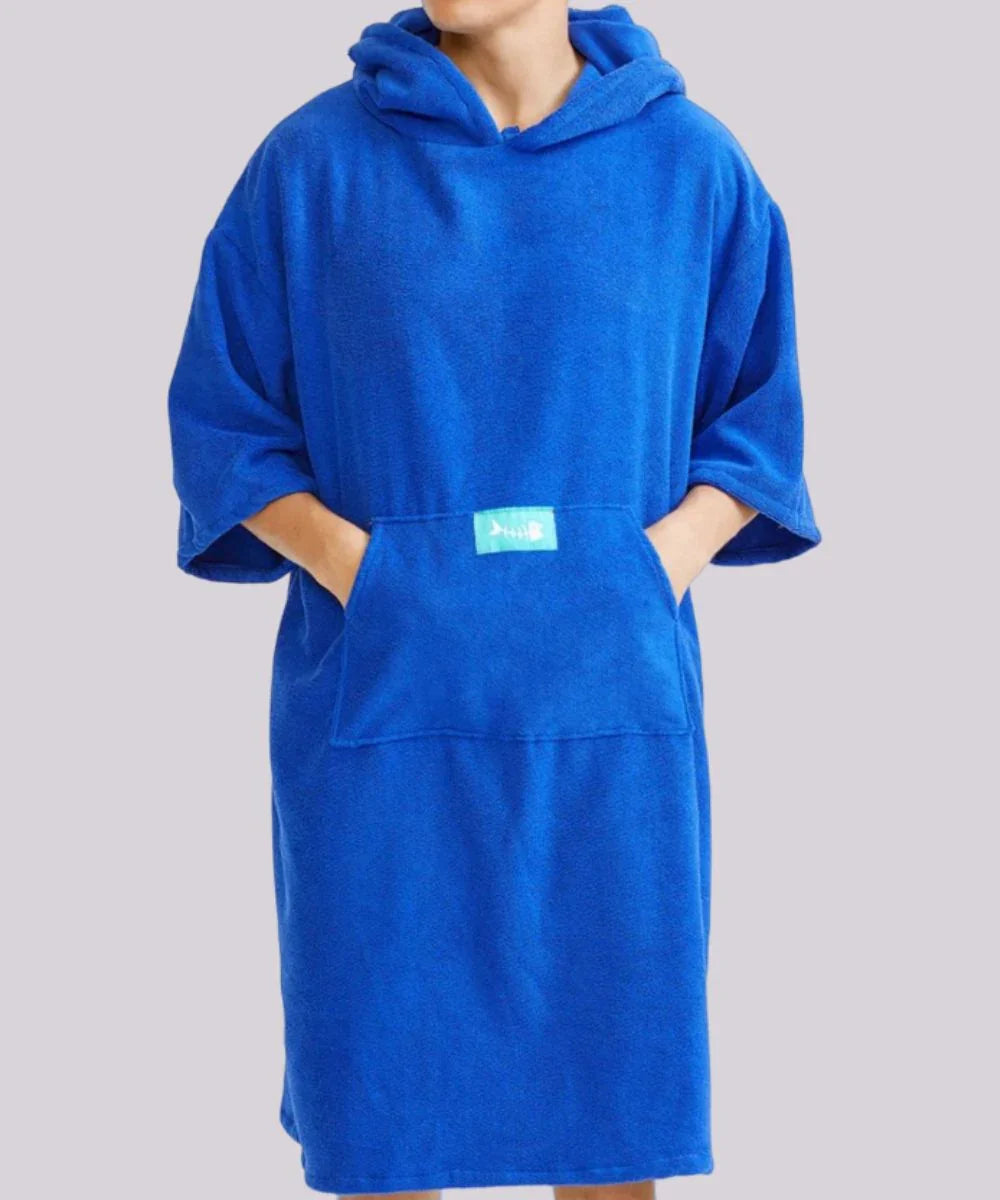 Poncho serviette de plage bleu avec capuche et poche, idéal après la baignade.