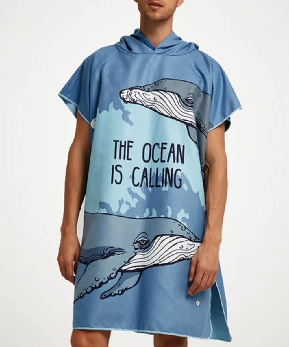 Poncho bleu océan avec baleines et slogan 'The Ocean Is Calling', idéal plage ou piscine