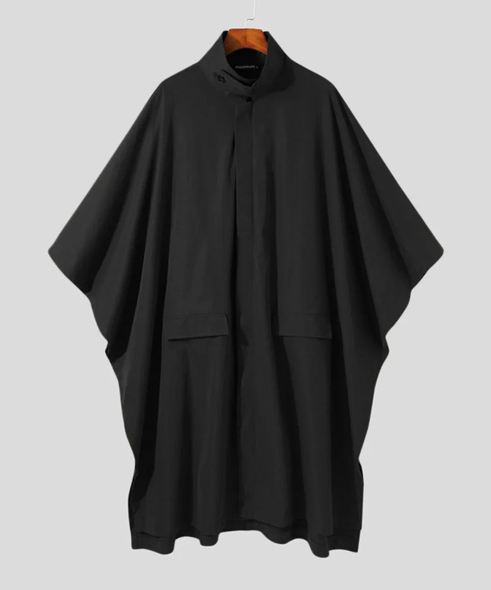 Poncho homme été noir élégant avec col montant et poches, suspendu sur cintre