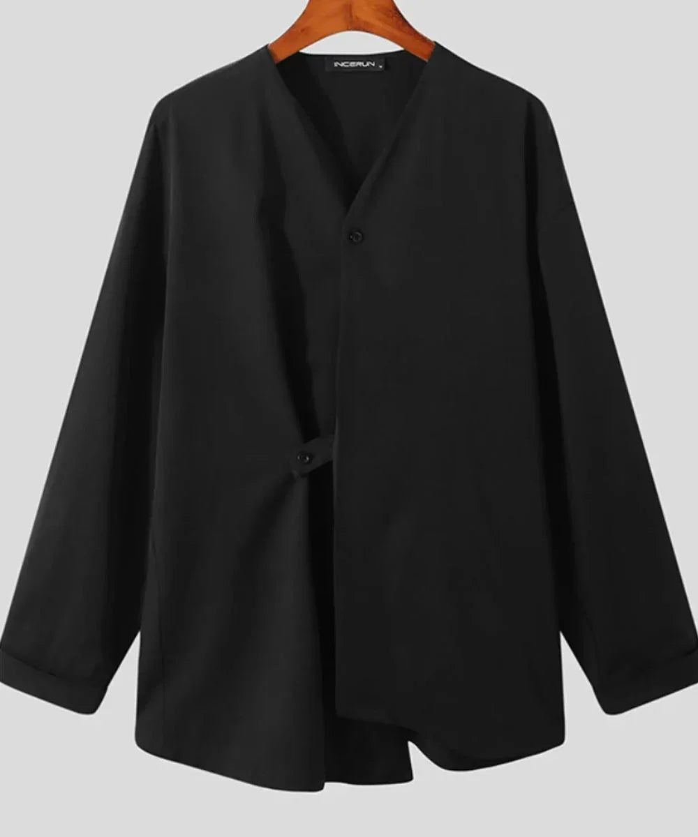 Poncho homme noir élégant à manches longues, style moderne, sur cintre