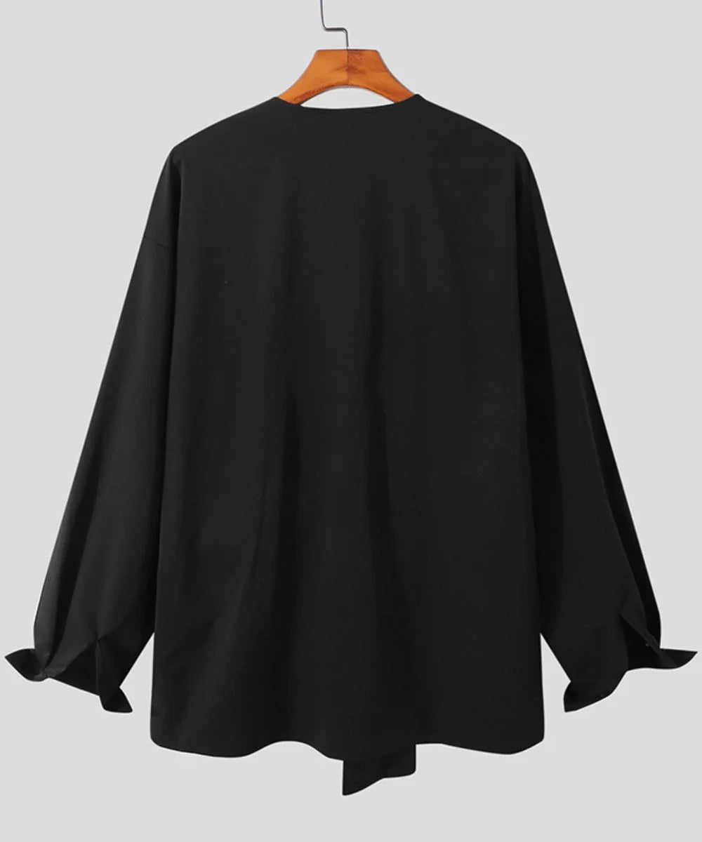 Poncho homme noir à manches longues, vu de dos, suspendu sur cintre bois