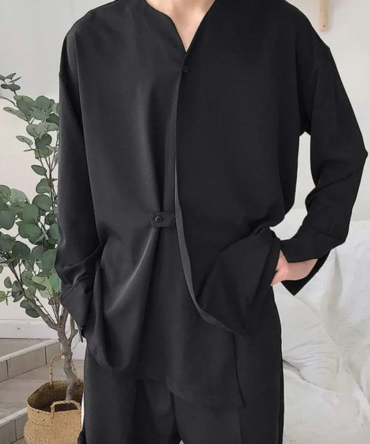 Veste poncho noir homme à manches longues, col en V et poches, look élégant et moderne.